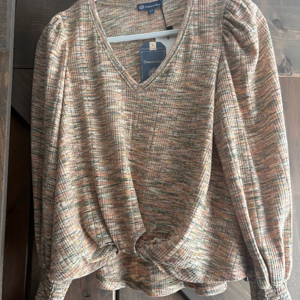 NWT Democracy V neck top Size Medium Petite